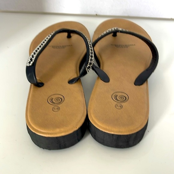 Women’s Black Flip Flops Rhinestone Toe Thong
Size 7-8 Medium - Picture 4 of 7